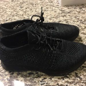 Black fly knit racer size 6 men/8 women